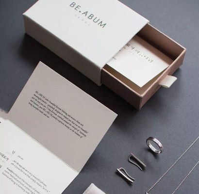 Pudełko do pakowania biżuterii z pierścieniem Pantone Pudełko z lakierem Kraft Paper Gift Box